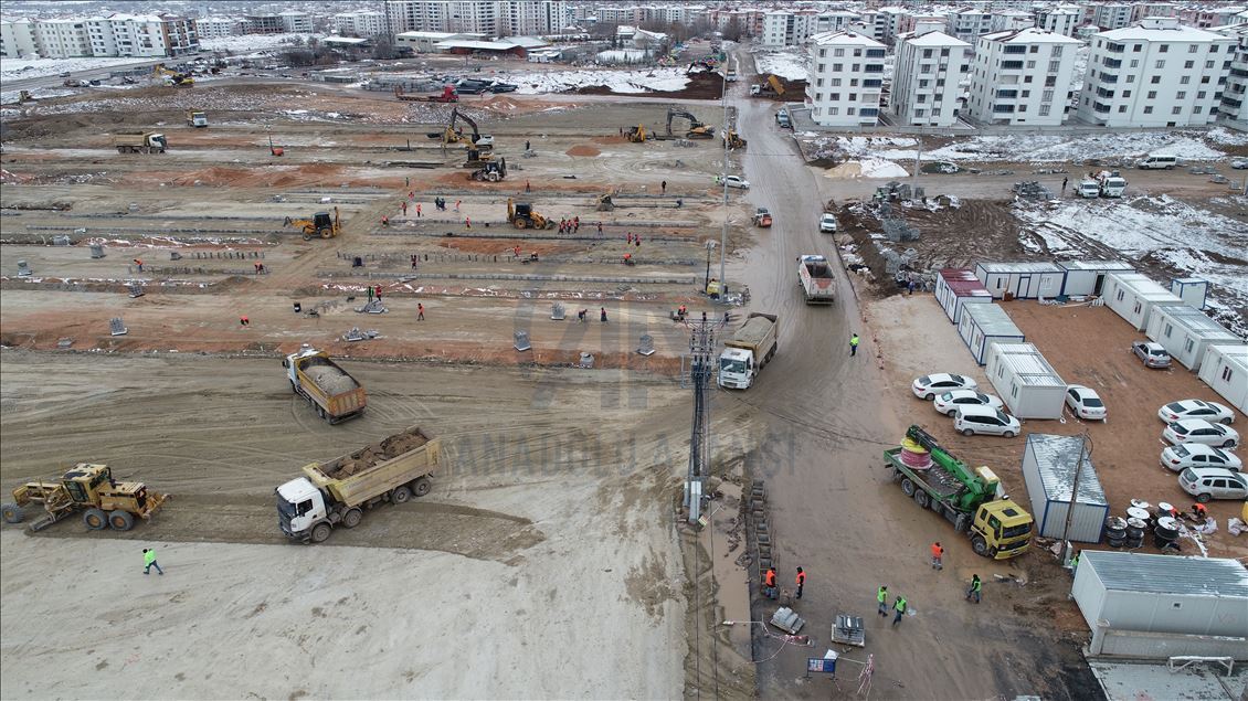 Elazığ'da depremzedelerin yaraları sarılıyor