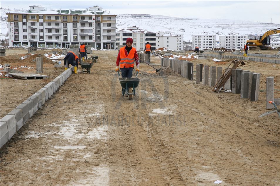 Elazığ'da depremzedelerin yaraları sarılıyor