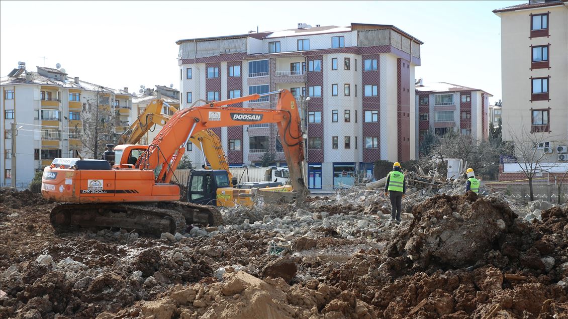 Elazığ'da depremzedelerin yaraları sarılıyor