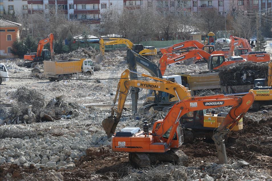 Elazığ'da depremzedelerin yaraları sarılıyor