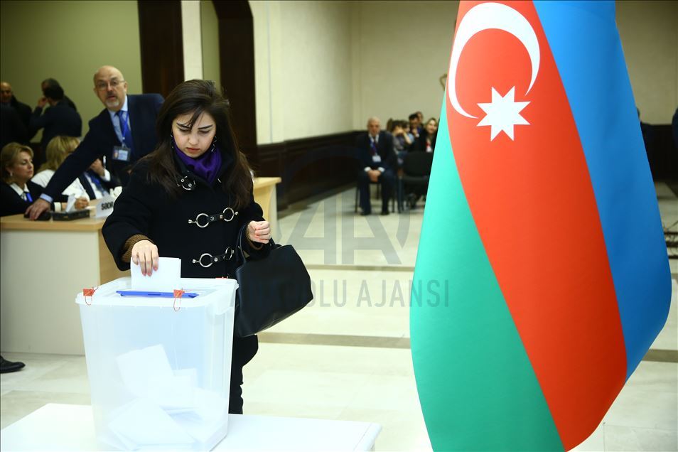 В Азербайджане проходят внеочередные парламентские выборы