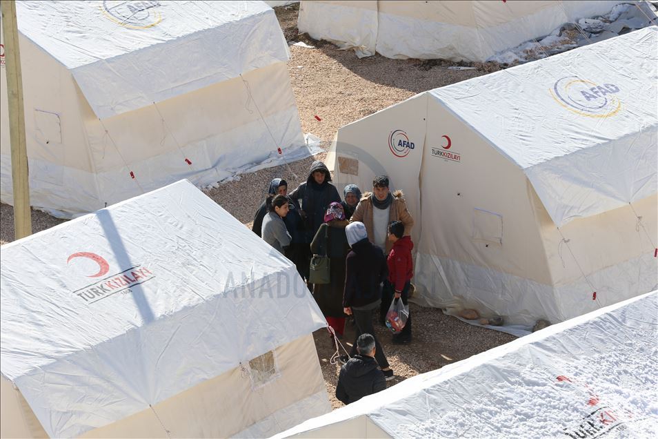 Elazığ'da depremzedelerin yaraları sarılıyor