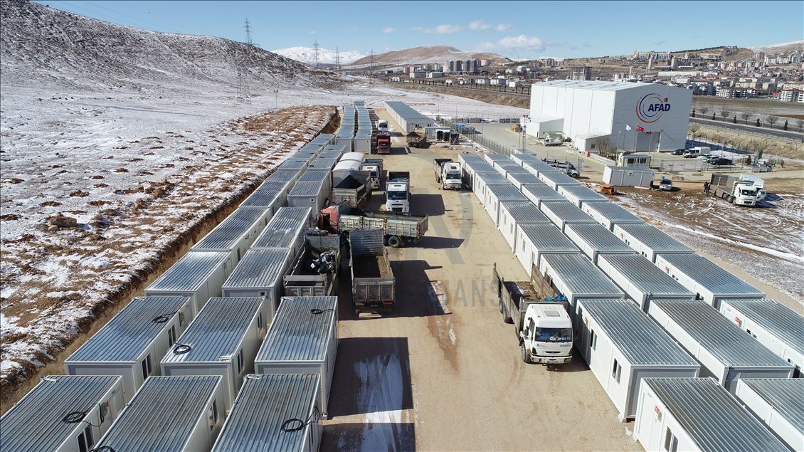 Elazığ'da depremzedelerin yaraları sarılıyor