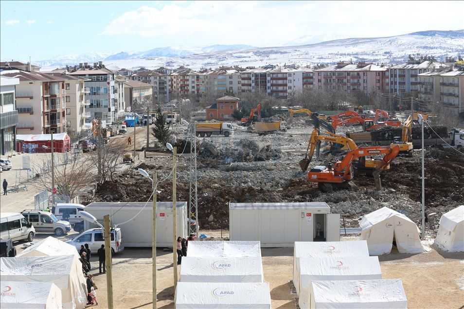 Elazığ'da depremzedelerin yaraları sarılıyor
