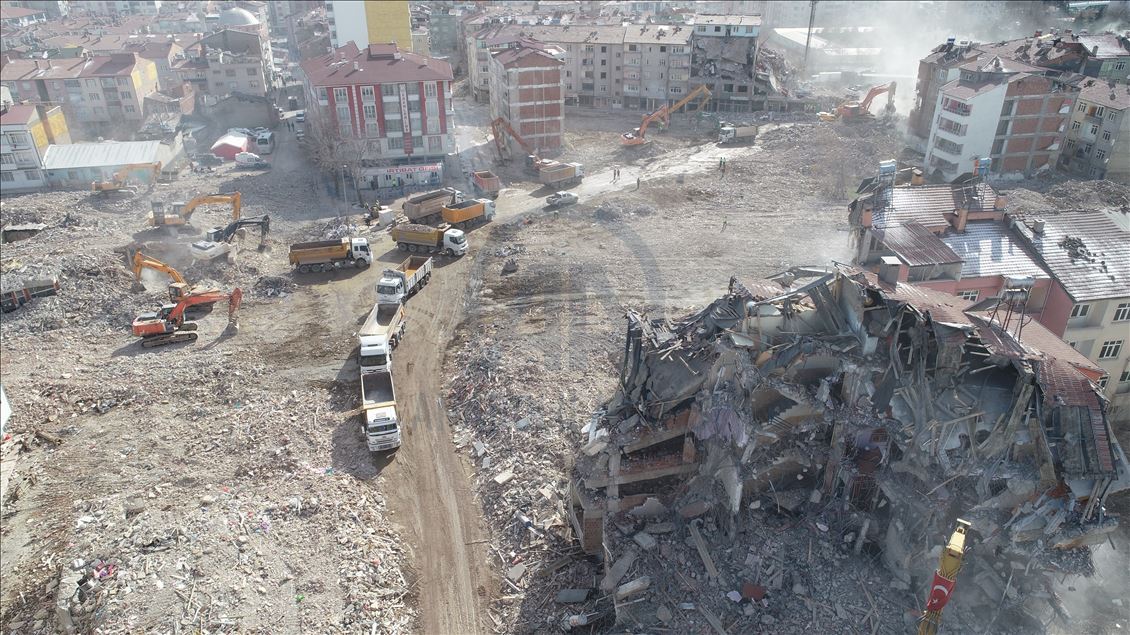 Elazığ'da depremzedelerin yaraları sarılıyor