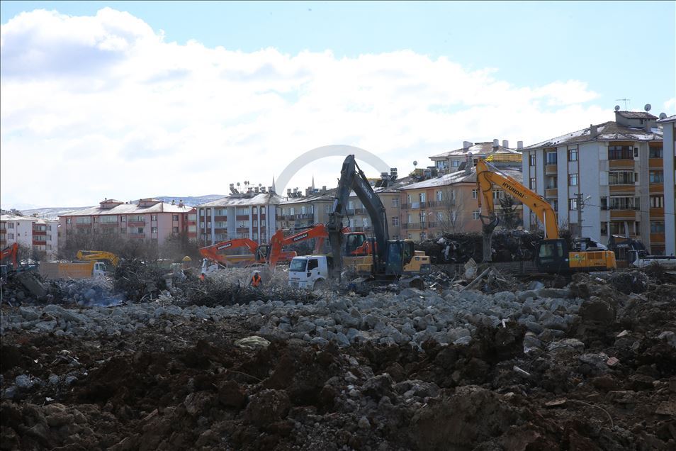 Elazığ'da depremzedelerin yaraları sarılıyor