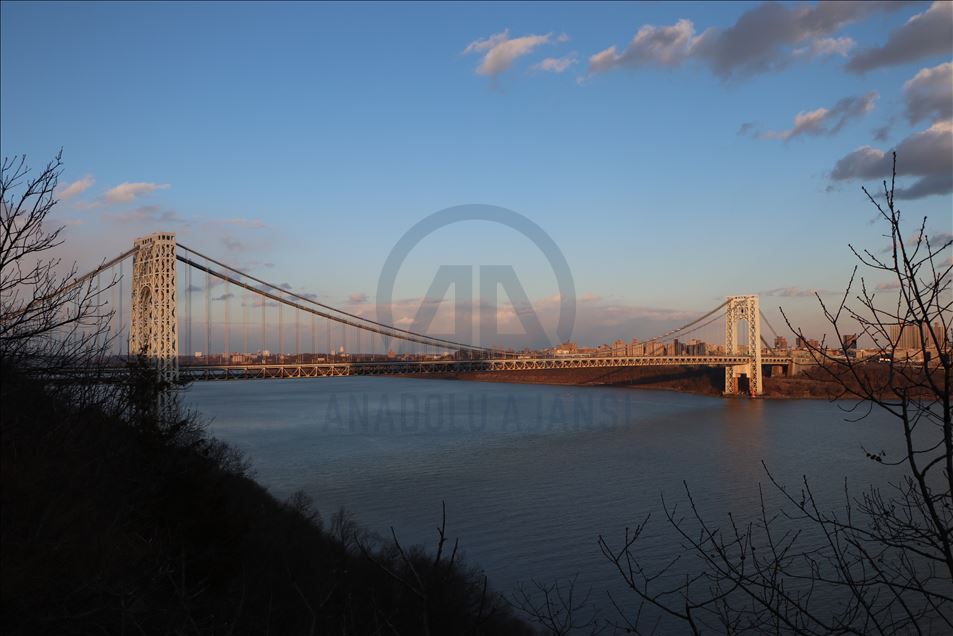 New York'ta gün batımı ve dolunay