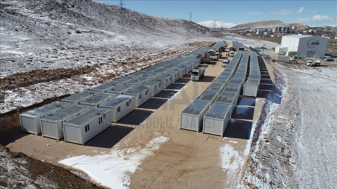Elazığ'da depremzedelerin yaraları sarılıyor