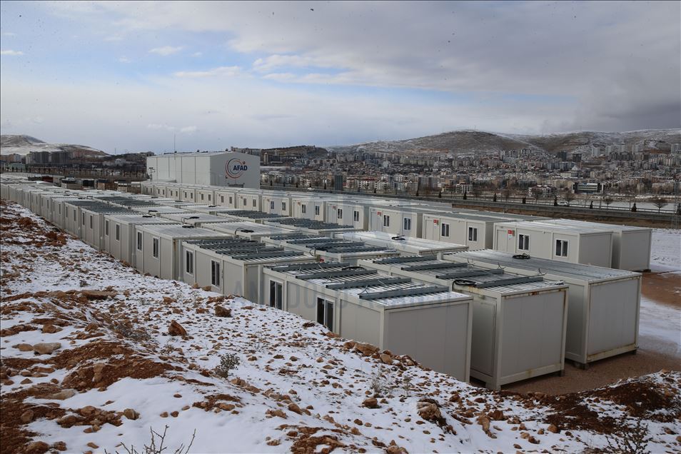 Elazığ'da depremzedelerin yaraları sarılıyor