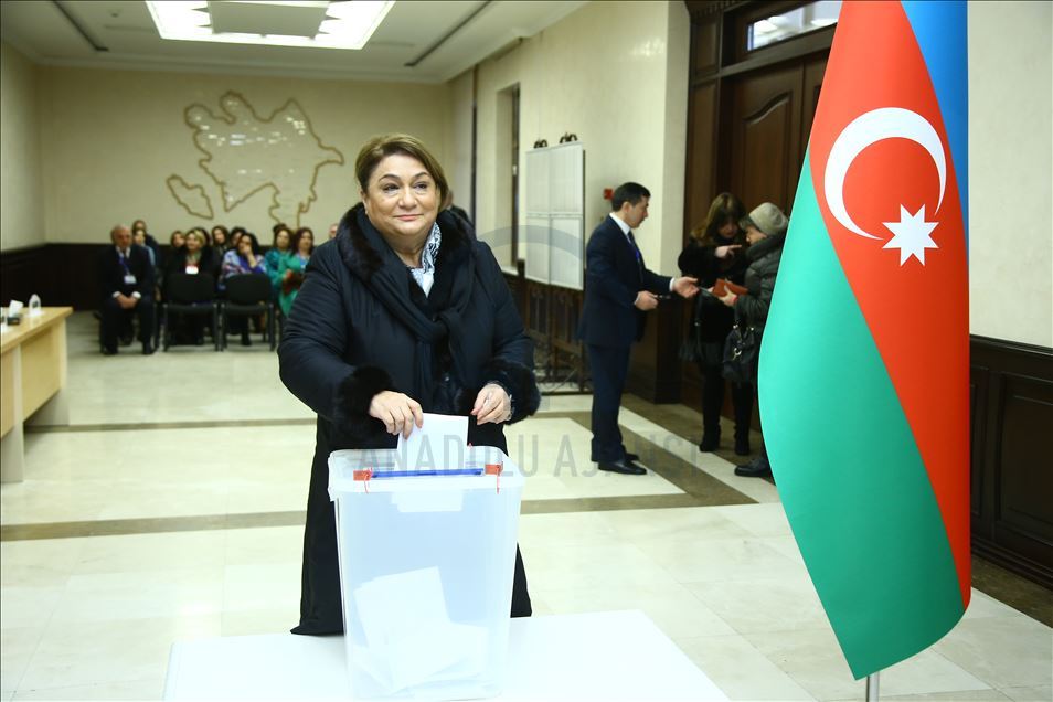 В Азербайджане проходят внеочередные парламентские выборы