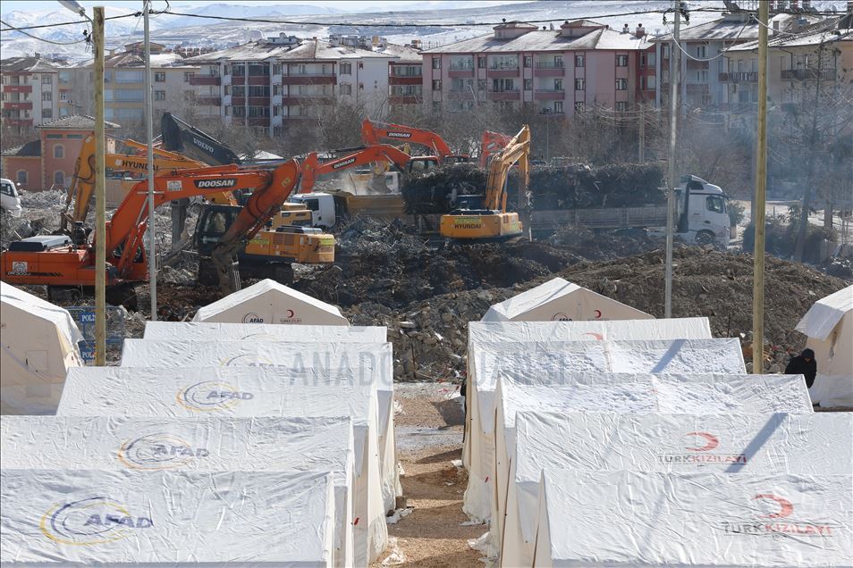 Elazığ'da depremzedelerin yaraları sarılıyor