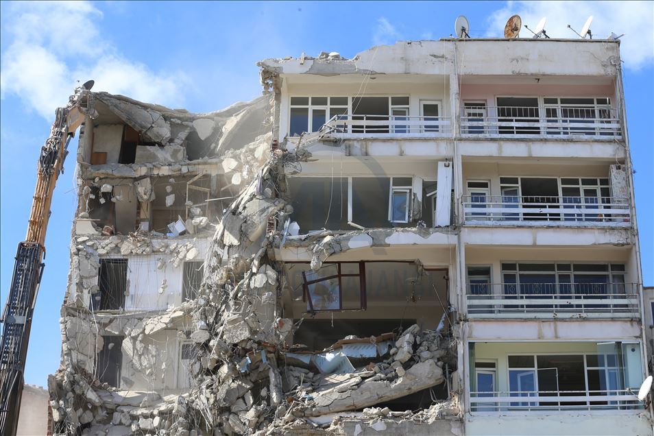 Elazığ'da depremzedelerin yaraları sarılıyor