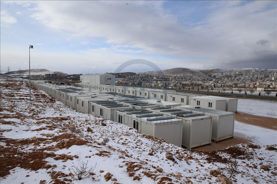 Elazığ'da depremzedelerin yaraları sarılıyor