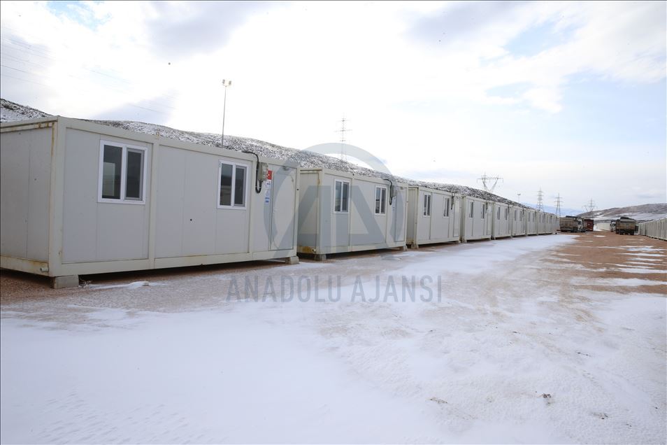 Elazığ'da depremzedelerin yaraları sarılıyor