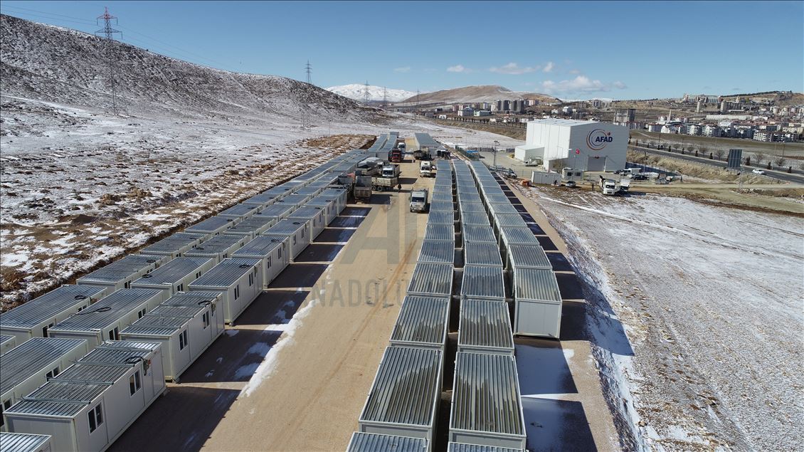 Elazığ'da depremzedelerin yaraları sarılıyor