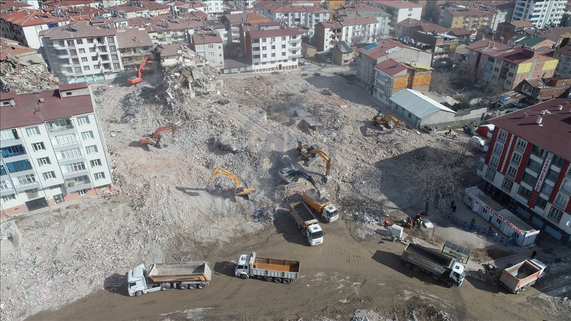 Elazığ'da depremzedelerin yaraları sarılıyor
