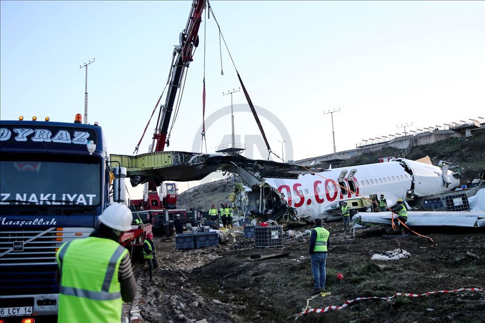 Nastavljeno uklanjanje olupina aviona sa aerodroma Sabiha Gokcen u Istanbulu 