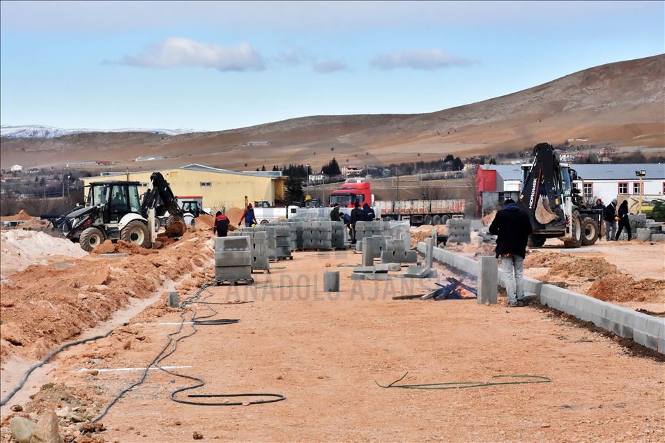 Elazığ'da konteyner kentlerin kurulumu sürüyor