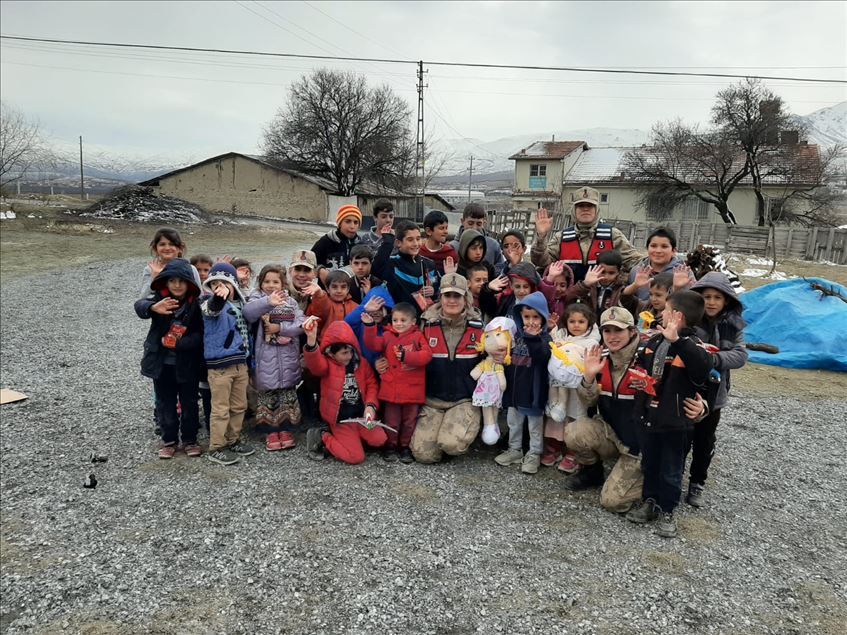 Jandarma depremden zarar gören çocukların morallerini üst seviyede tutuyor