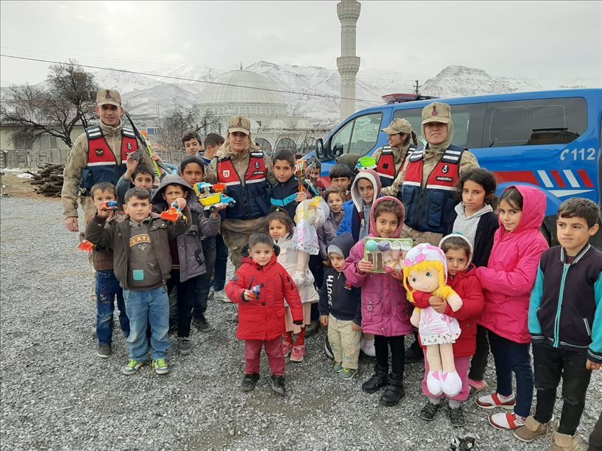 Jandarma depremden zarar gören çocukların morallerini üst seviyede tutuyor