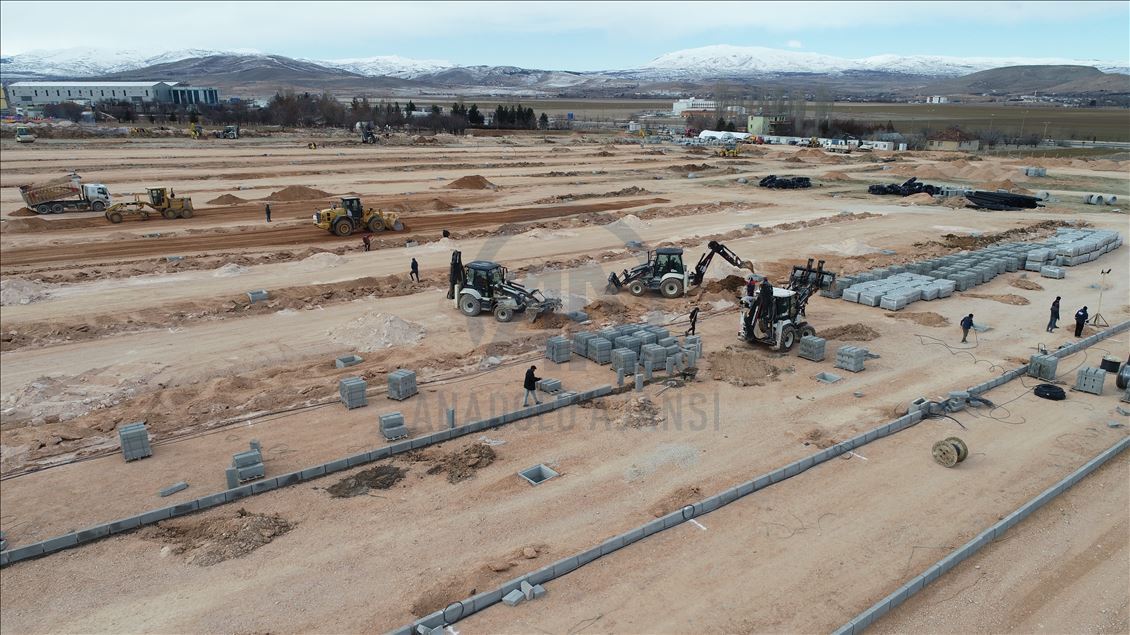 Elazığ'da konteyner kentlerin kurulumu sürüyor