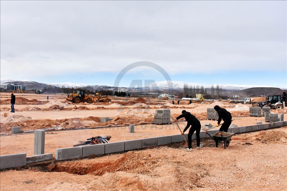 Elazığ'da konteyner kentlerin kurulumu sürüyor
