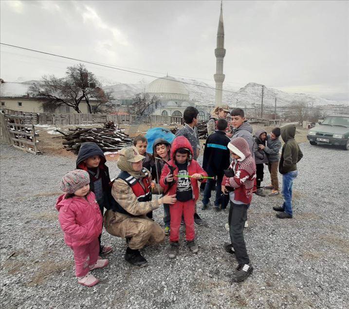 Jandarma depremden zarar gören çocukların morallerini üst seviyede tutuyor