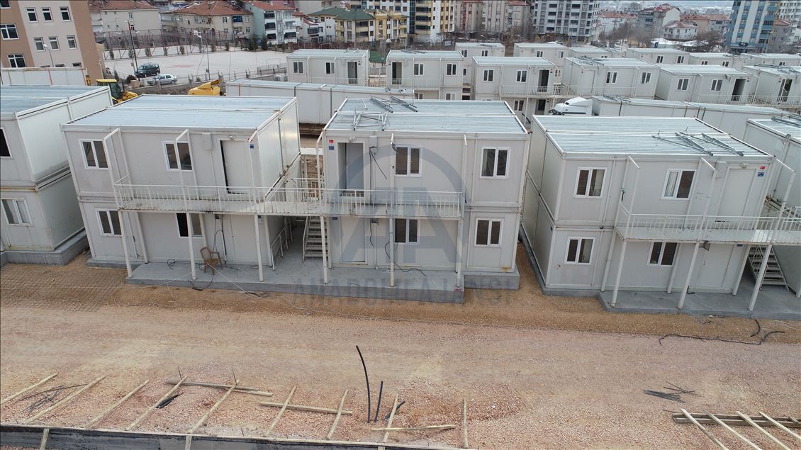 Elazığ'da konteyner kentlerin kurulumu sürüyor