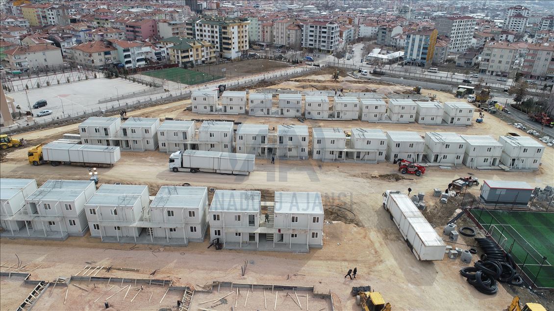 Elazığ'da konteyner kentlerin kurulumu sürüyor