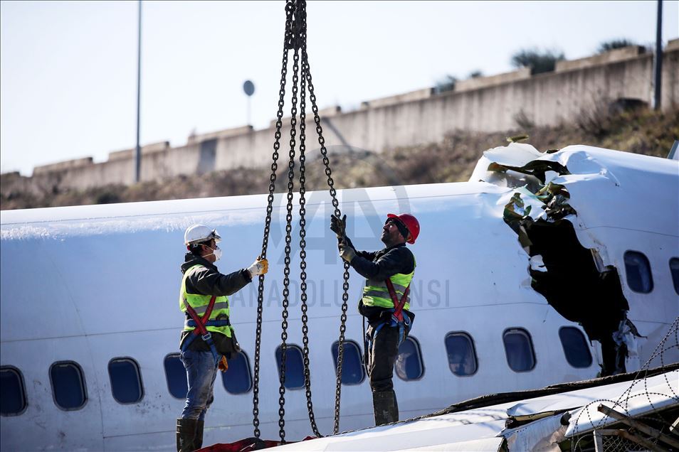 Nastavljeno uklanjanje olupina aviona sa aerodroma Sabiha Gokcen u Istanbulu 