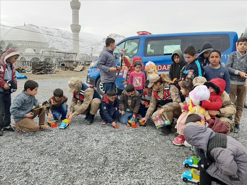 Jandarma depremden zarar gören çocukların morallerini üst seviyede tutuyor