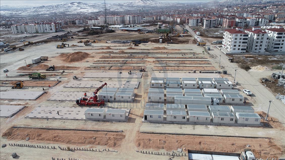 Elazığ'da konteyner kentlerin kurulumu sürüyor
