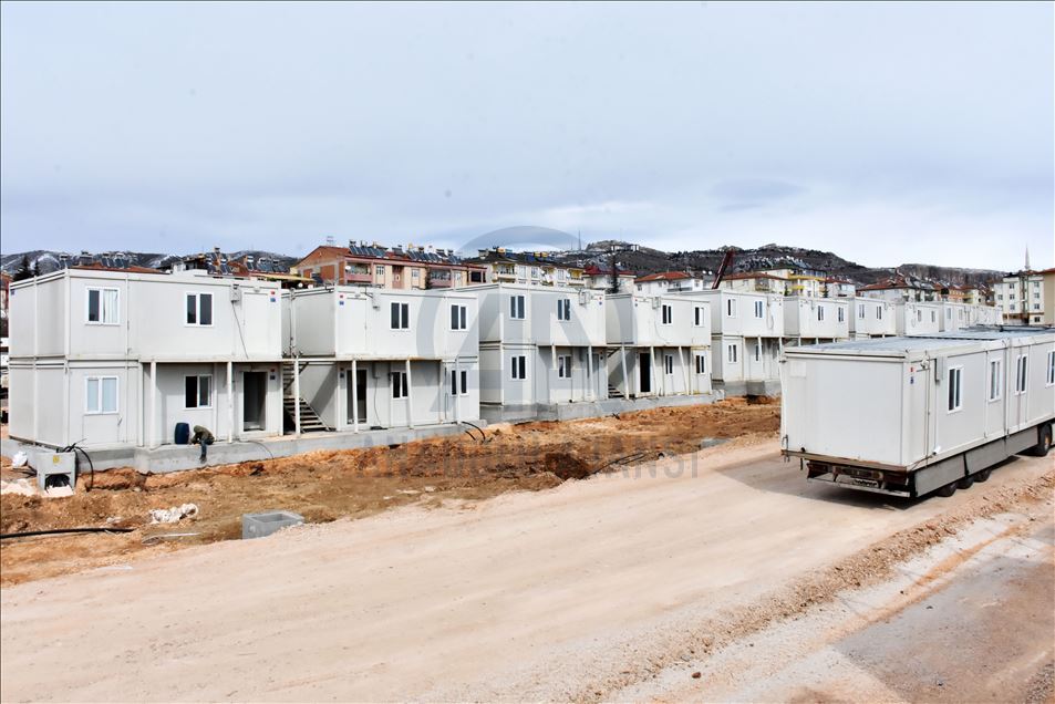 Elazığ'da konteyner kentlerin kurulumu sürüyor