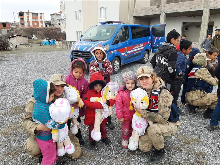 Jandarma depremden zarar gören çocukların morallerini üst seviyede tutuyor
