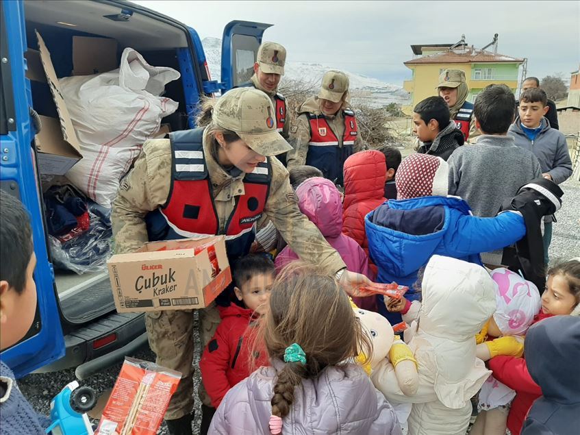 Jandarma depremden zarar gören çocukların morallerini üst seviyede tutuyor