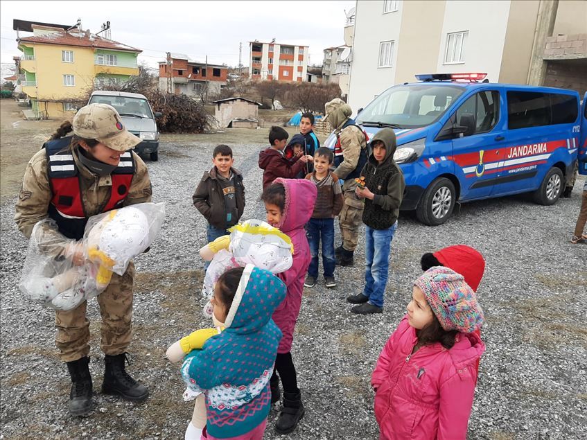 Jandarma depremden zarar gören çocukların morallerini üst seviyede tutuyor