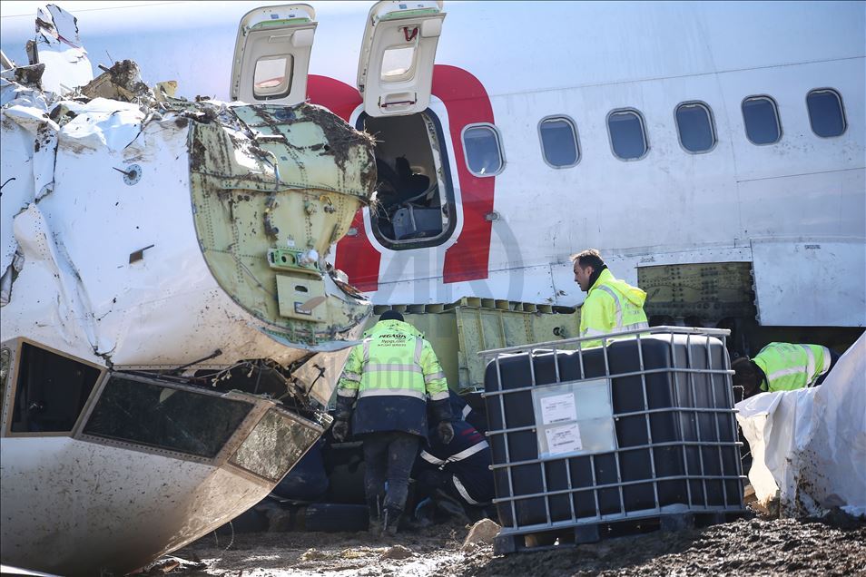 Nastavljeno uklanjanje olupina aviona sa aerodroma Sabiha Gokcen u Istanbulu 