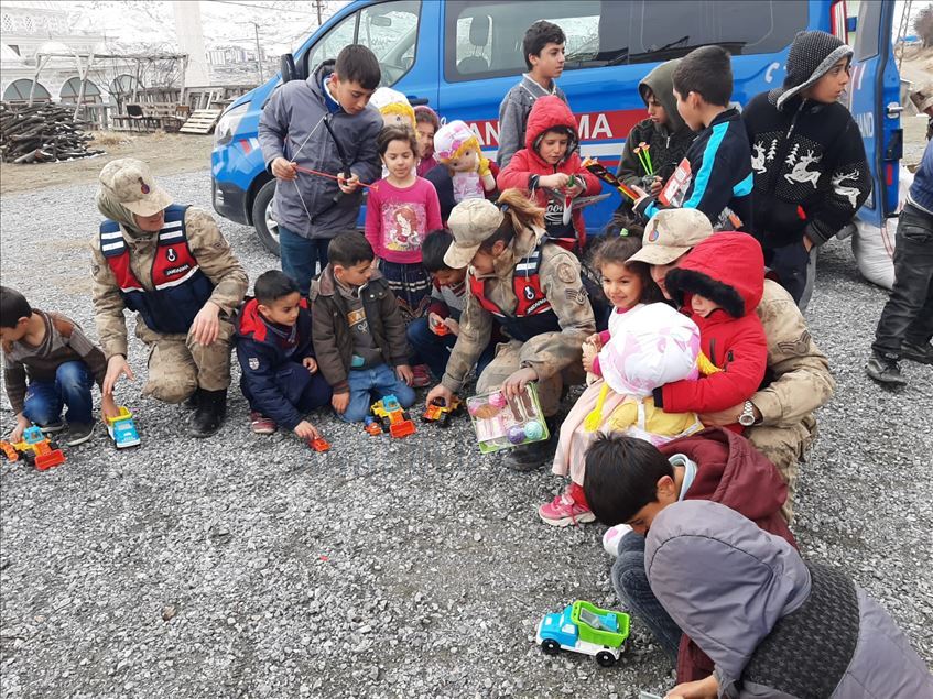 Jandarma depremden zarar gören çocukların morallerini üst seviyede tutuyor