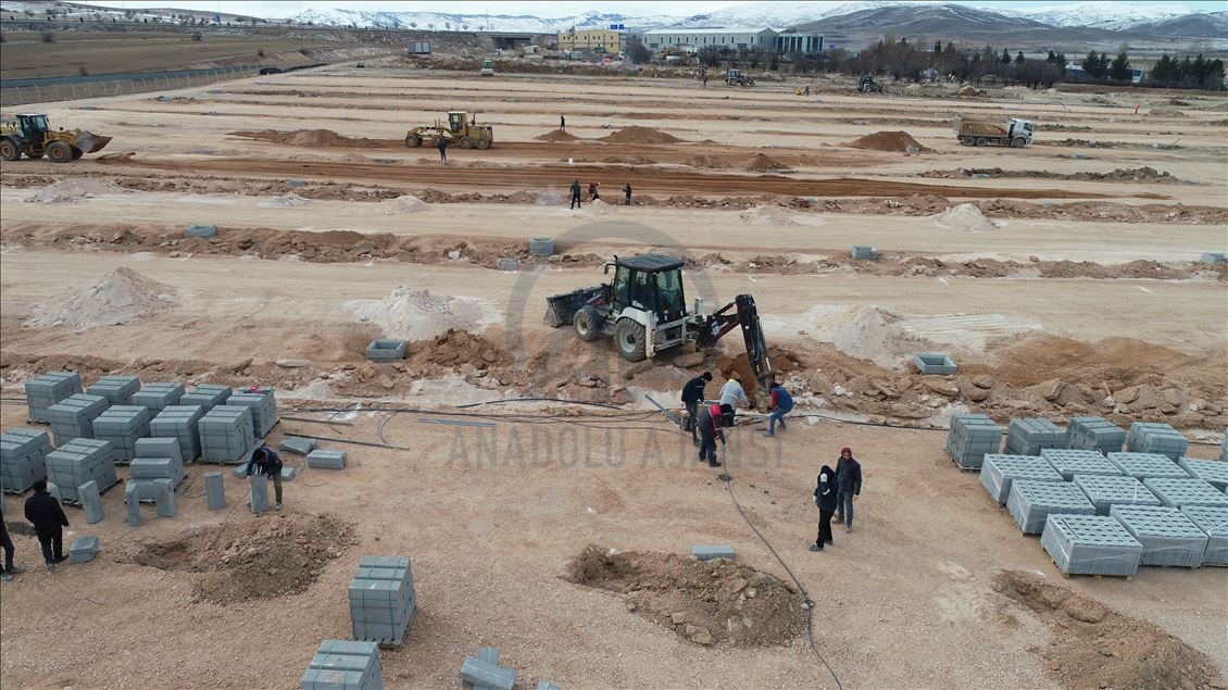 Elazığ'da konteyner kentlerin kurulumu sürüyor