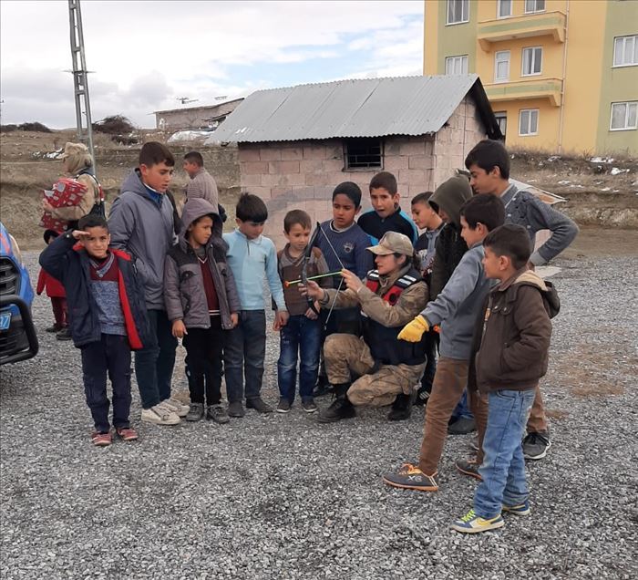 Jandarma depremden zarar gören çocukların morallerini üst seviyede tutuyor