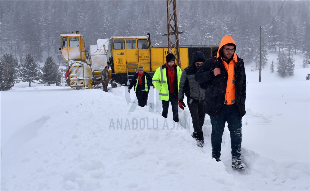 Demir yolunun "kar savaşçıları" 24 saat görev başında
