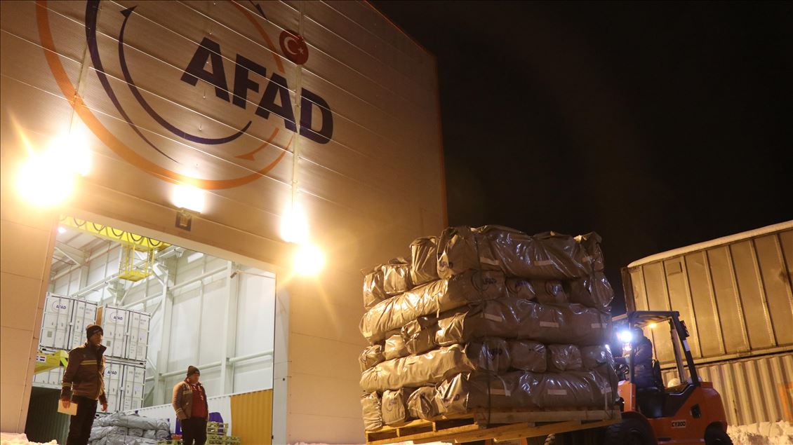 AFAD'ın Düzce deposundan depremzedeler ile Suriye sınırına 10 tır çadır gönderildi