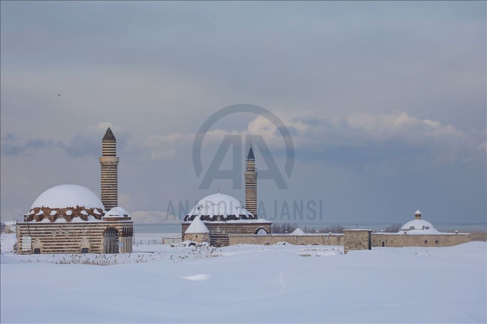 چشم انداز زیبای زمستانی برف در مکان های تارخی استان وان