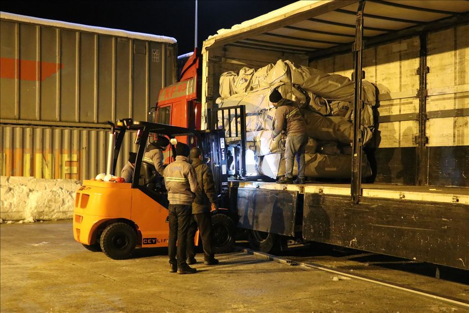 AFAD'ın Düzce deposundan depremzedeler ile Suriye sınırına 10 tır çadır gönderildi

