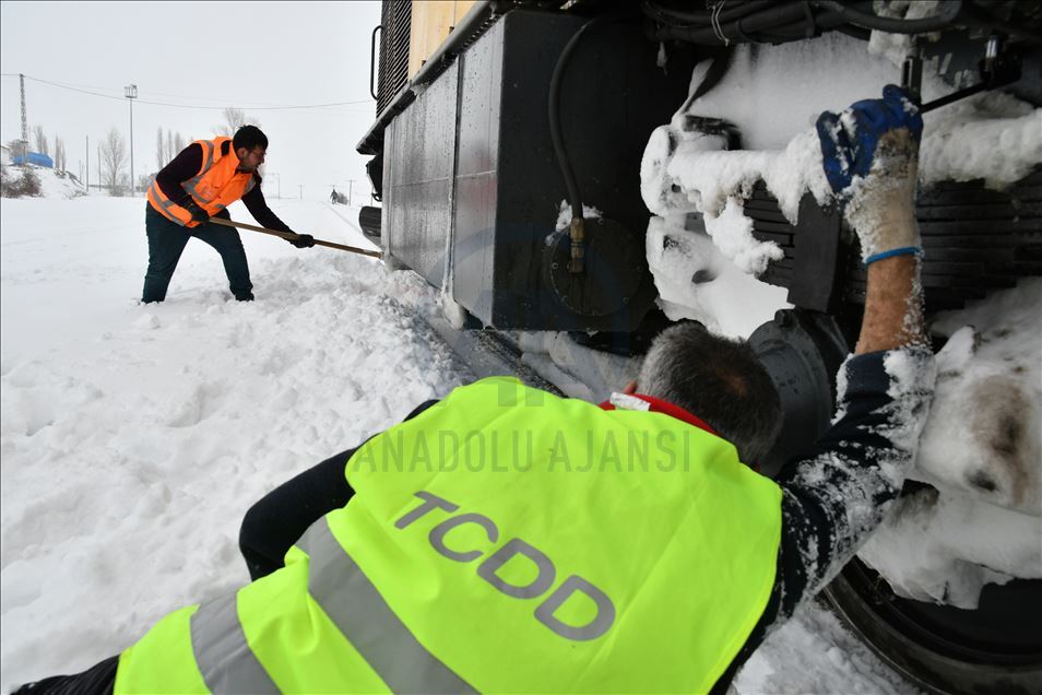 Demir yolunun "kar savaşçıları" 24 saat görev başında
