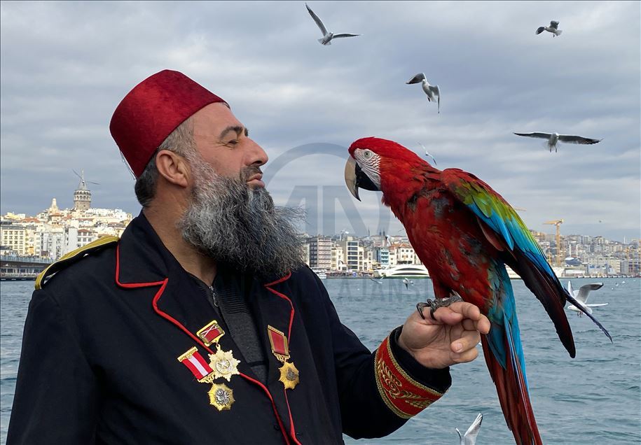 Il s'est réuni avec son perroquet "Pasha", après 162 jours d'attente