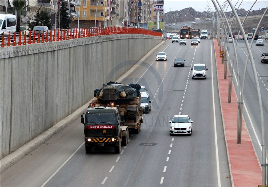 تركيا توجه مزيدا من التعزيزات العسكرية إلى الحدود السورية
