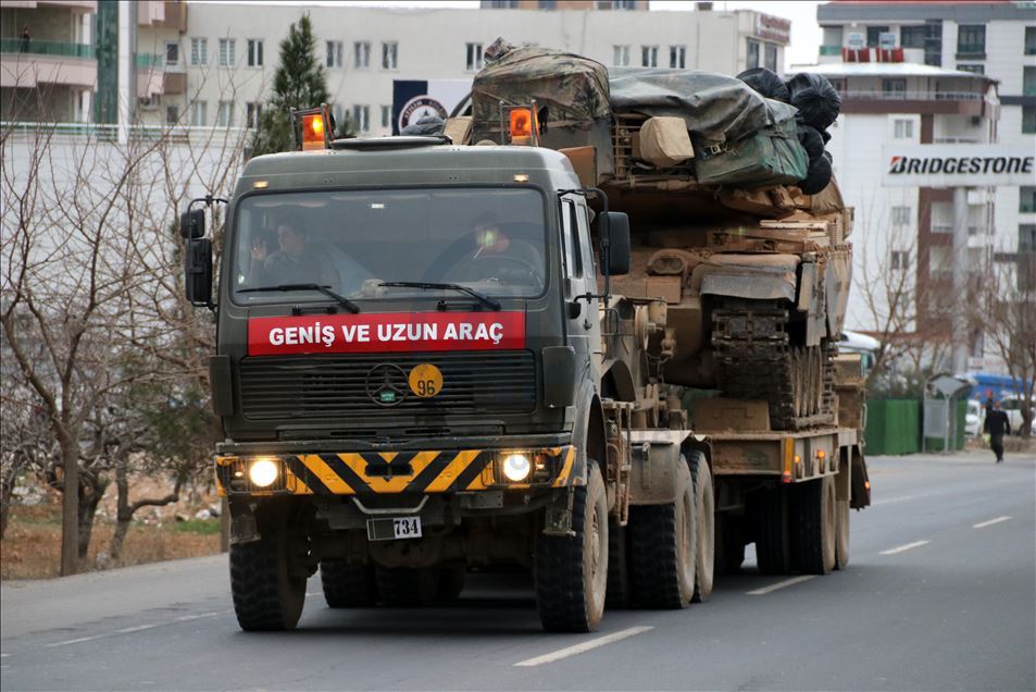 تركيا توجه مزيدا من التعزيزات العسكرية إلى الحدود السورية
