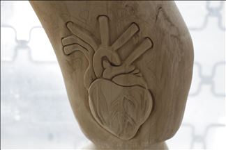 Sur le bois, le verre et les os, Bilal al-Rawi #sculpte les symboles de l'#histoire de la #civilisation mésopotamienne à #Istanbul.