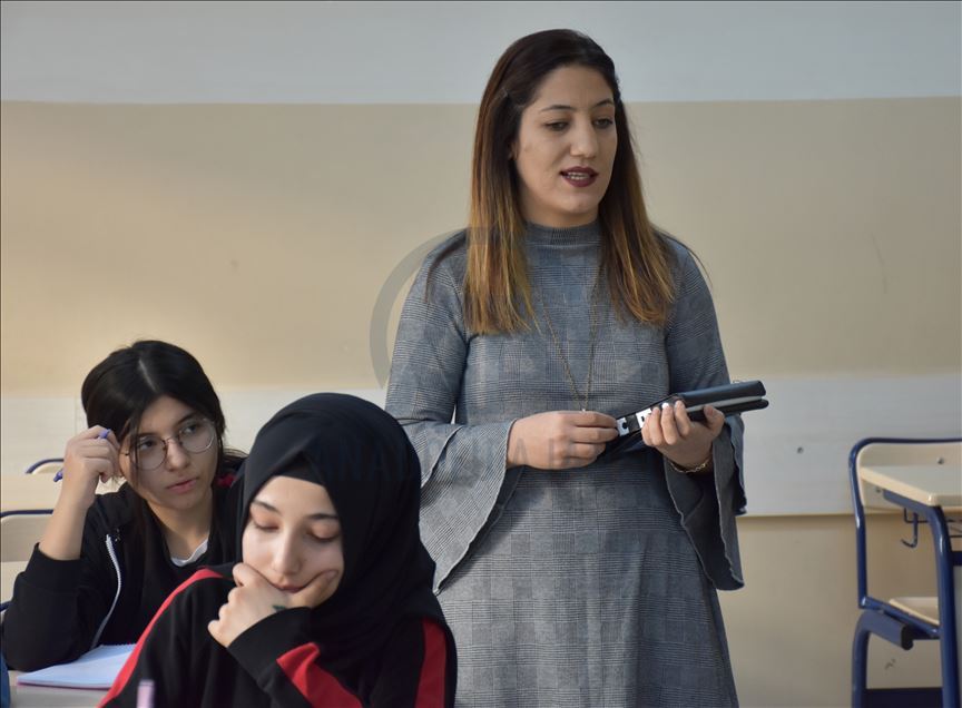 معلم نابینا دنیای دانشآموزان خود را روشن میکند